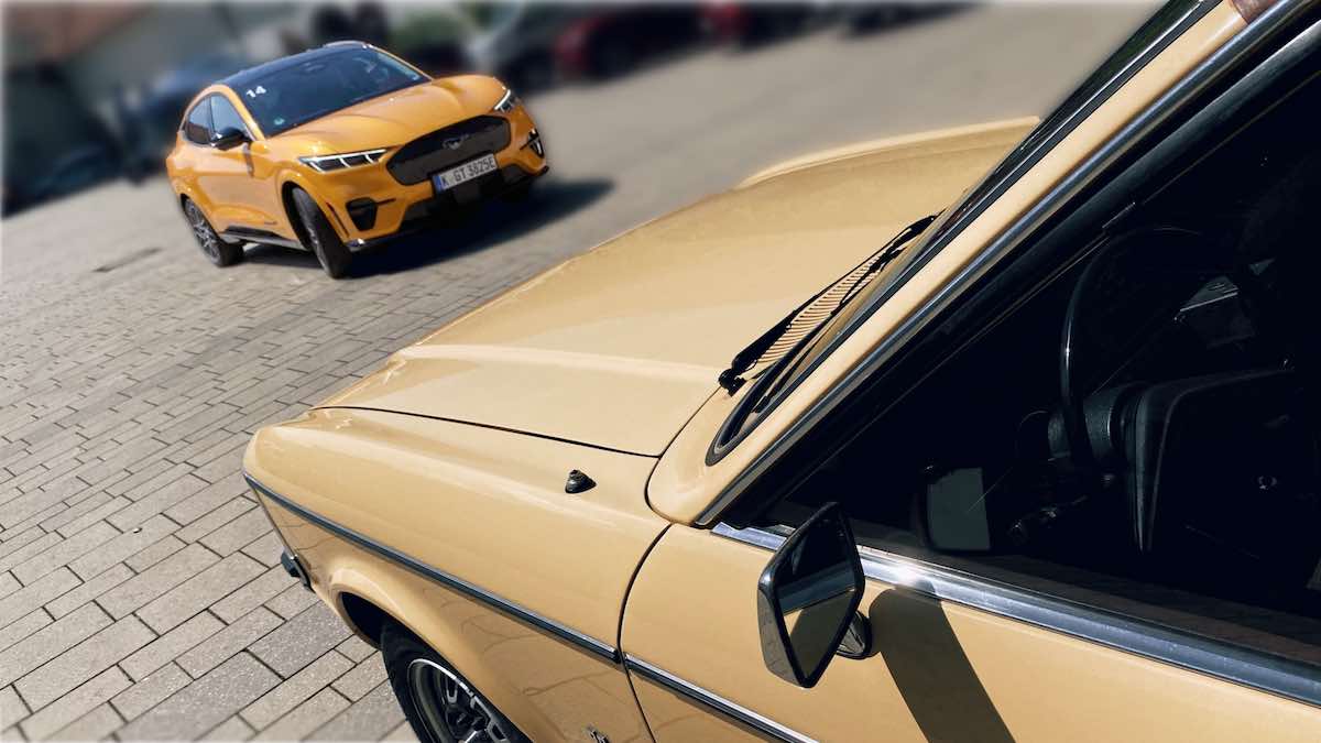 Der elektrische Ford Mustang Mach-E GT mit Bang & Olufsen Sound System im Test: Hier steht der Mach-E vor einem alten Ford Consul, Bild Nr. 2