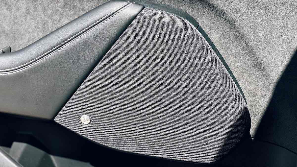 Der elektrische Ford Mustang Mach-E GT mit Bang & Olufsen Sound System im Test: Das Bild zeigt den Bass-Lautsprecher in der Fahrertüre