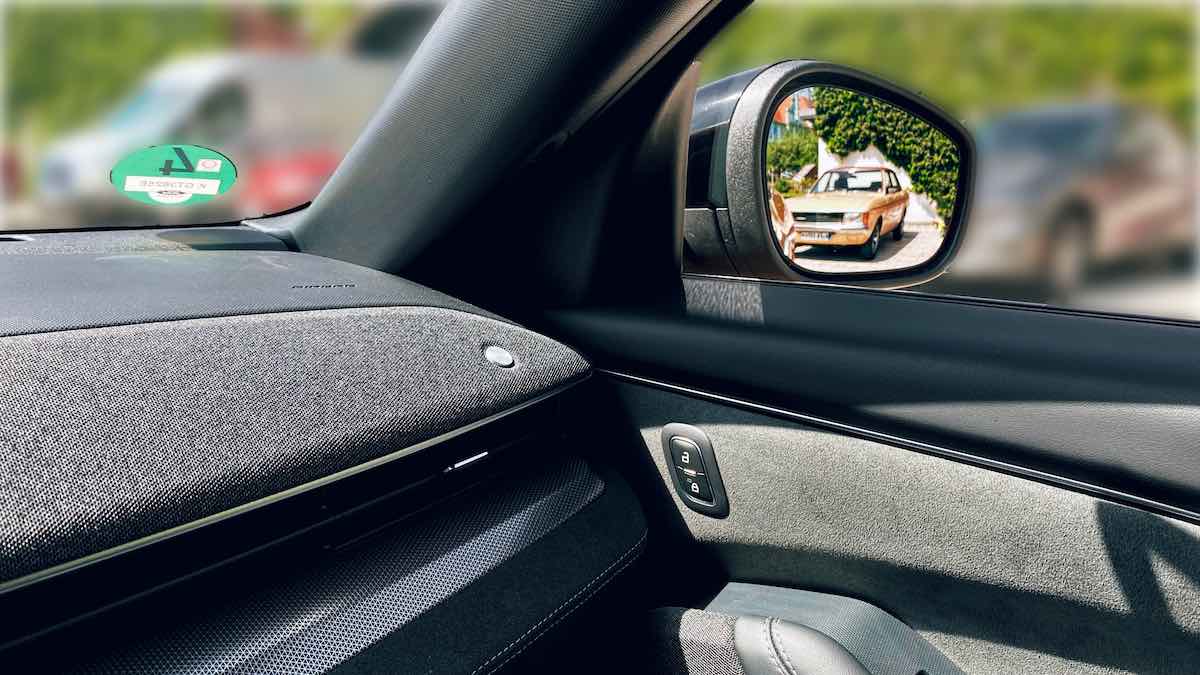 Der elektrische Ford Mustang Mach-E GT mit Bang & Olufsen Sound System im Test: Innenraum mit Armaturenbrett und dem Stoffüberzug des HiFi-Systems