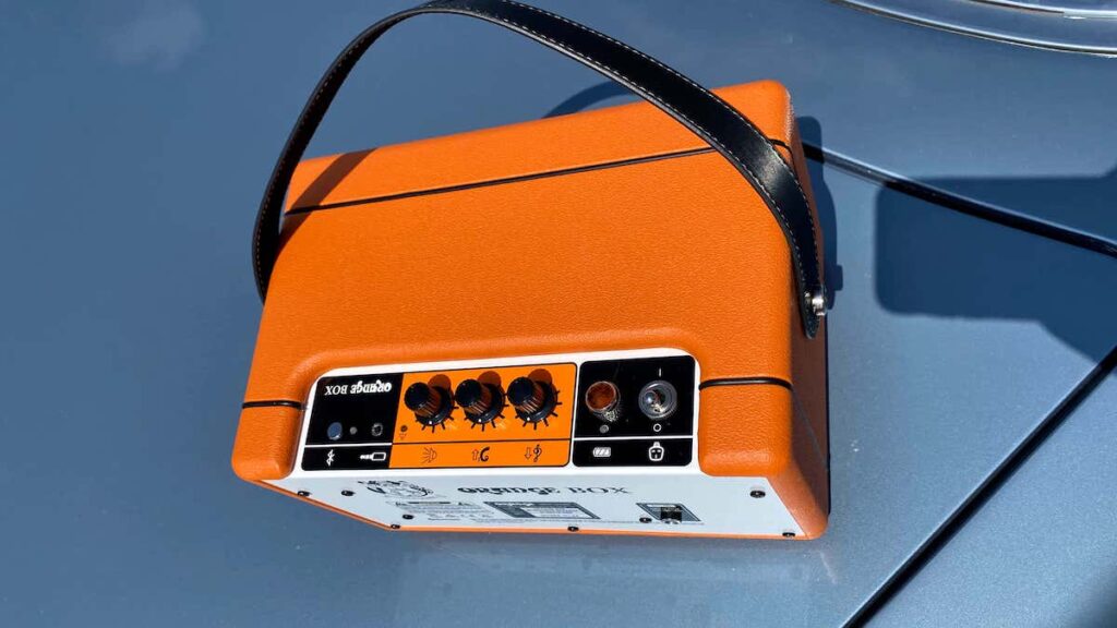 Orange Box: review of the mobile Bluetooth speaker with battery. Picture 4 of the connection panel of the box on a vintage car. (Photo: Stefan Schickedanz)
