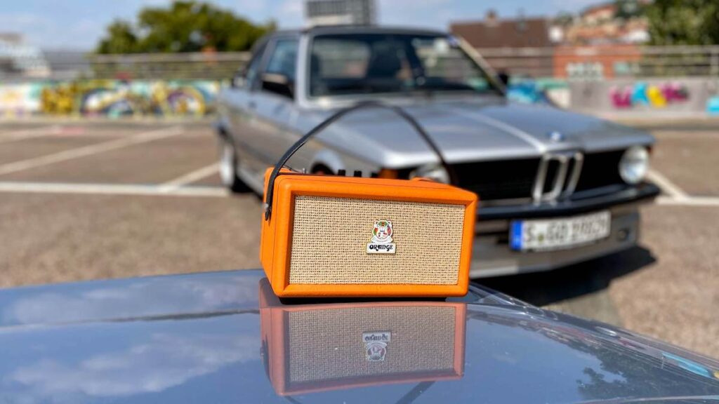 Orange Box: review of the mobile Bluetooth speaker with battery. Picture 1 with two vintage cars. (Photo: Stefan Schickedanz)
