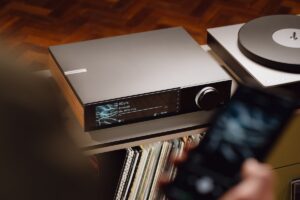 Cambridge Audio Evo 300: streaming amp with 1,100 watts and a large color display Cambridge Audio Evo 300