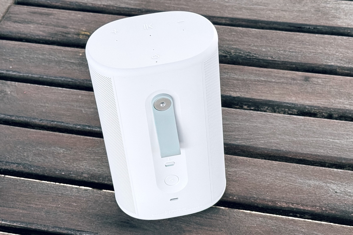 Sonos Play, viewed from the back, with a USB port and carrying strap