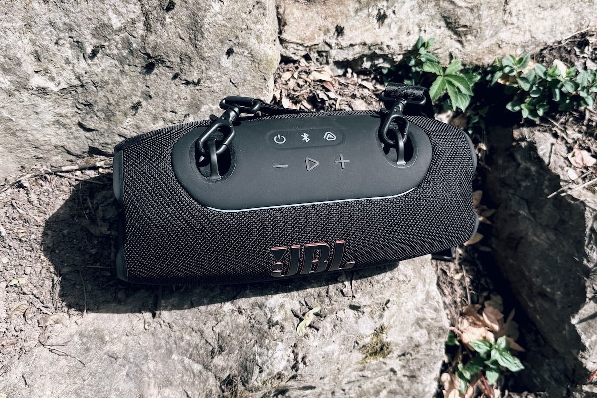 JBL Xtreme 5 on a rock (® Stefan Schickedanz)